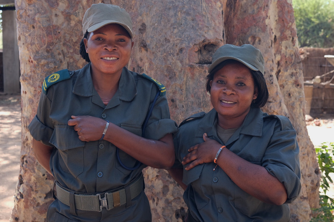 Hammered snare bracelet with giraffe stamp