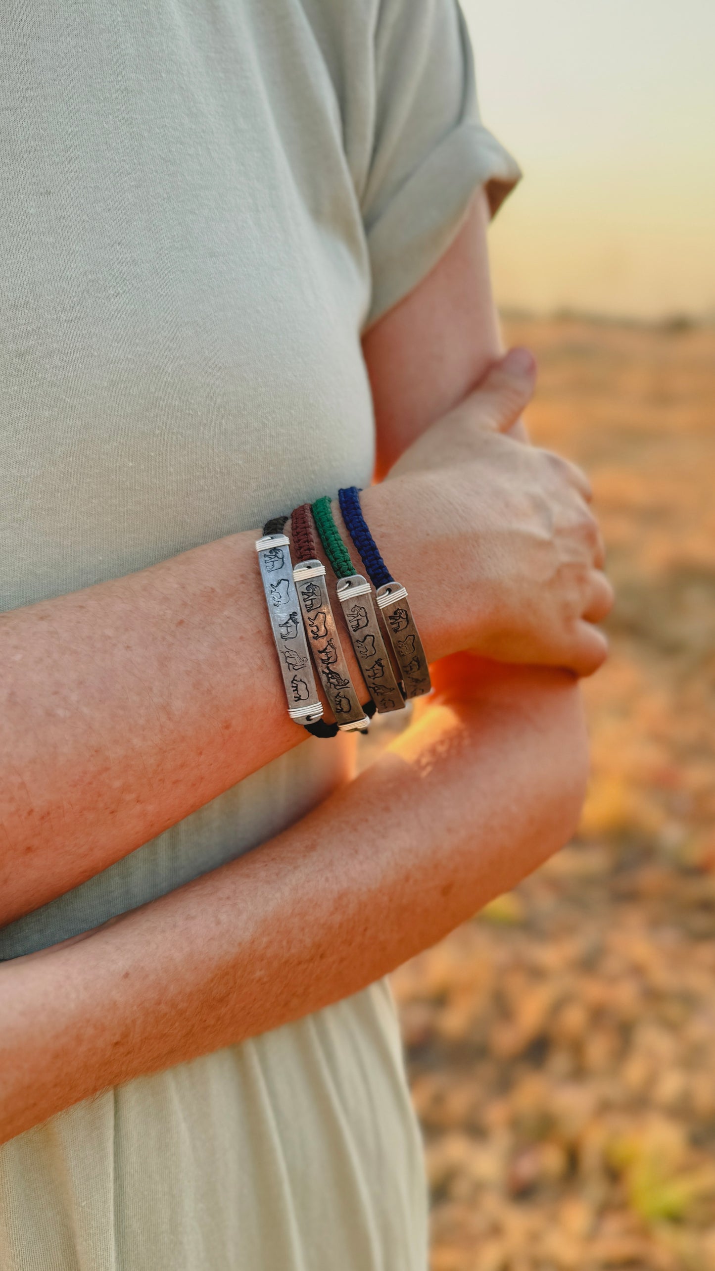 Hammered snare bracelet with big five stamp