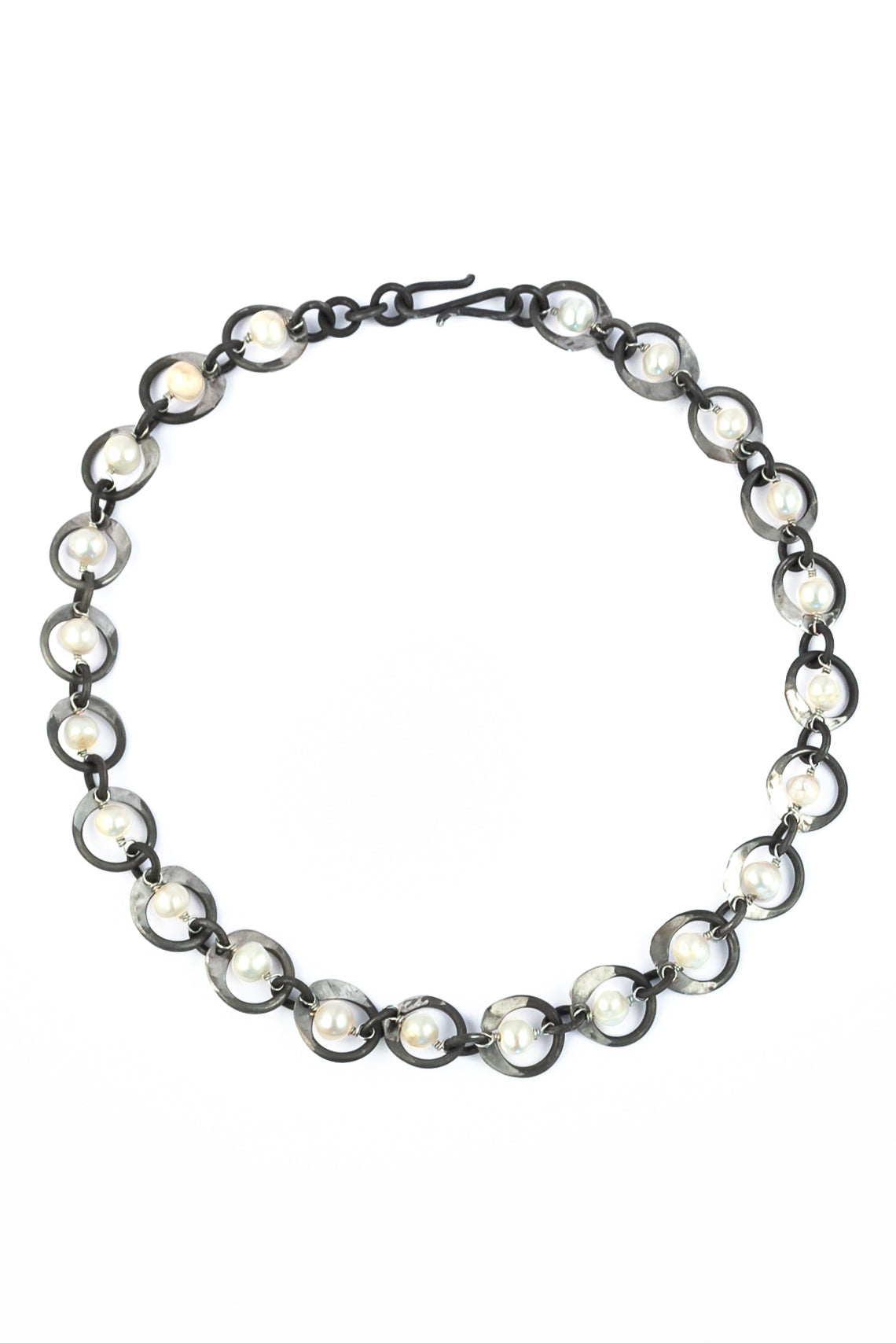 Snare chain necklace with white pearl