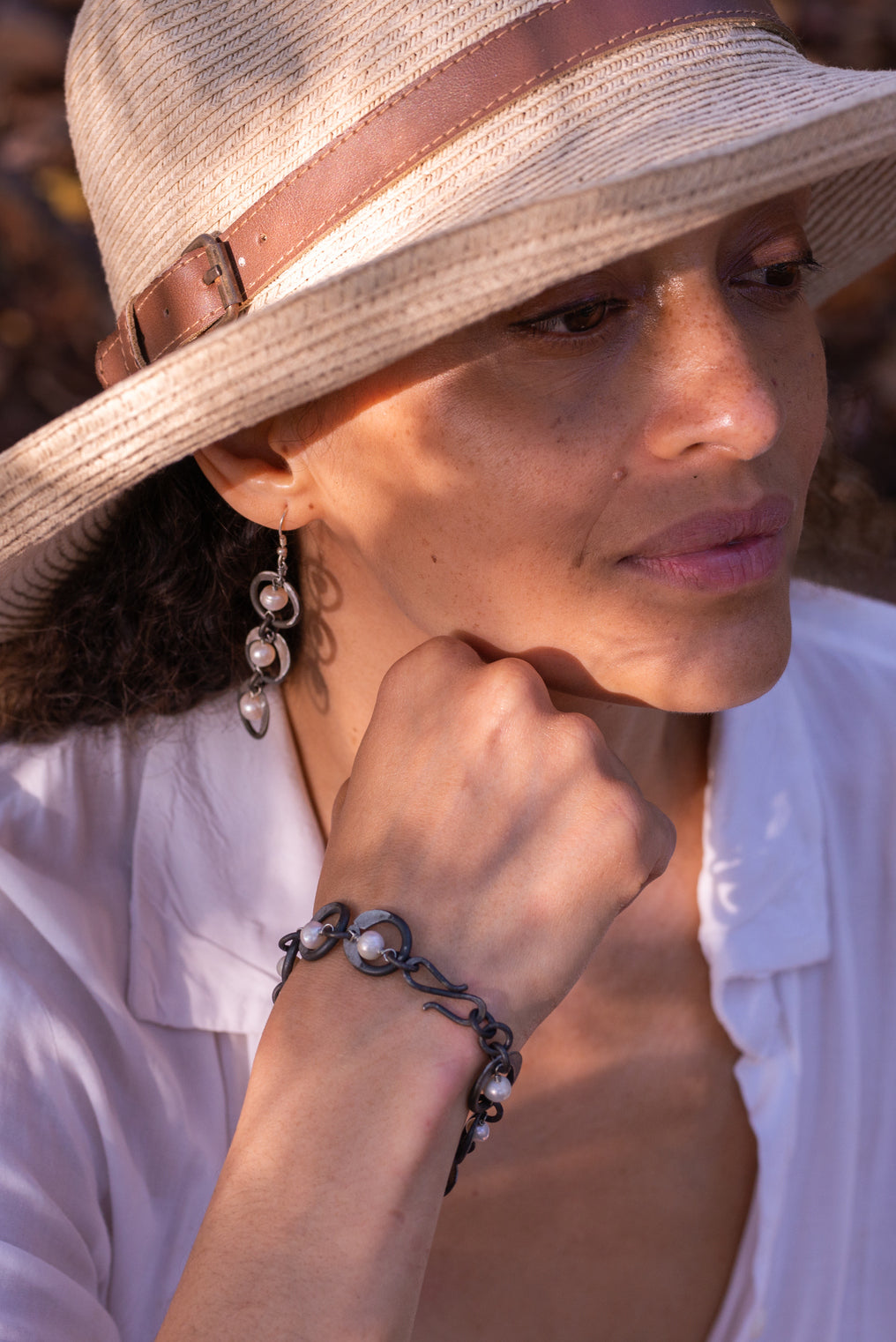 Snare chain bracelet with white pearl