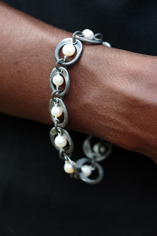Snare chain bracelet with white pearl