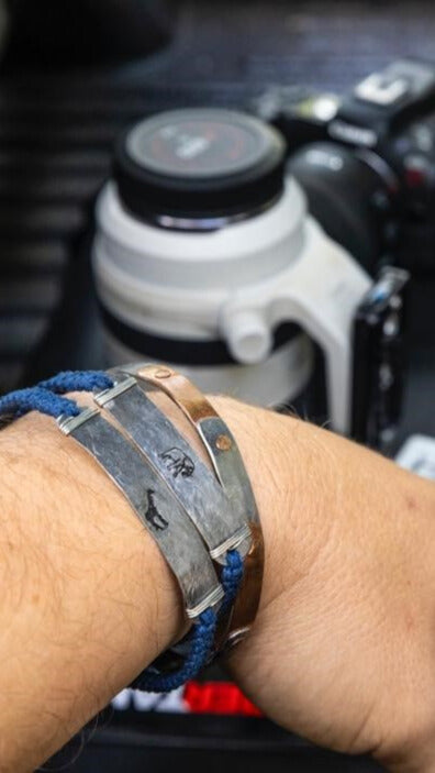 Hammered snare bracelet with buffalo stamp