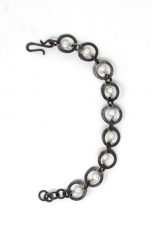 Snare chain bracelet with white pearl