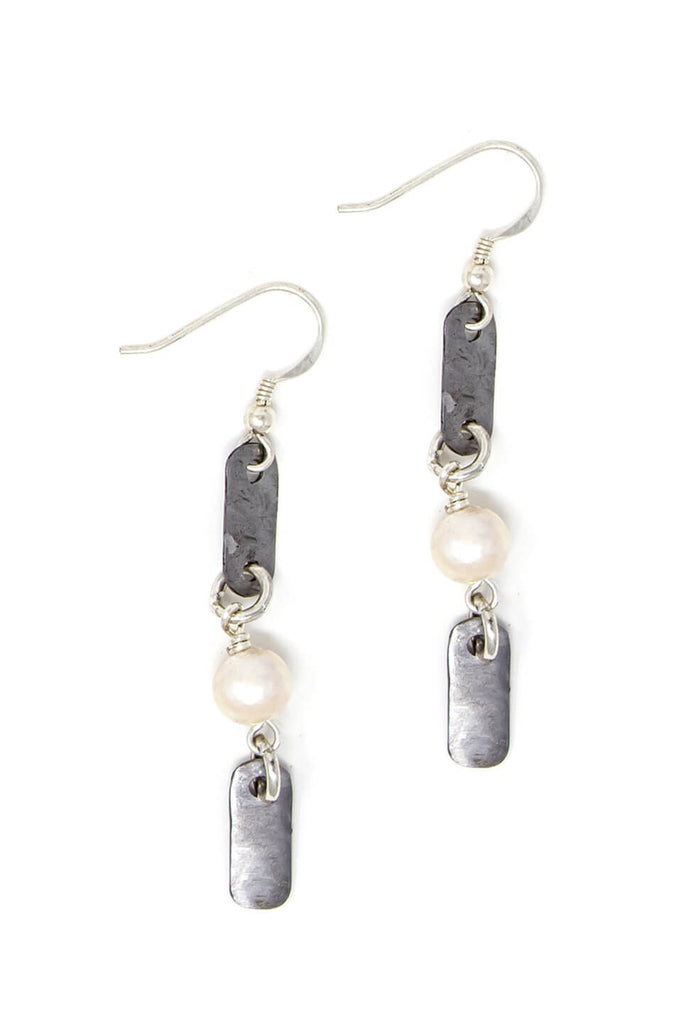 Snare links earrings in white pearl
