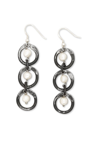 Snare chain earrings with white pearl